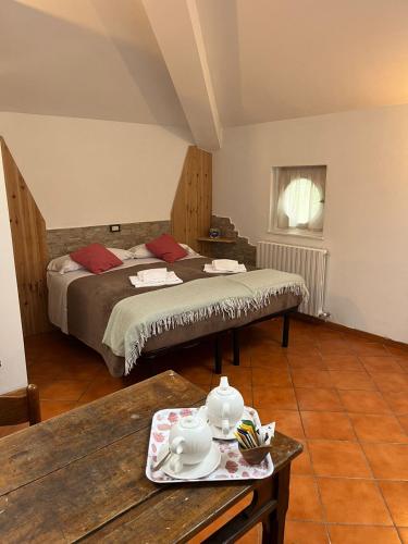 1 double bed, 2 twin beds