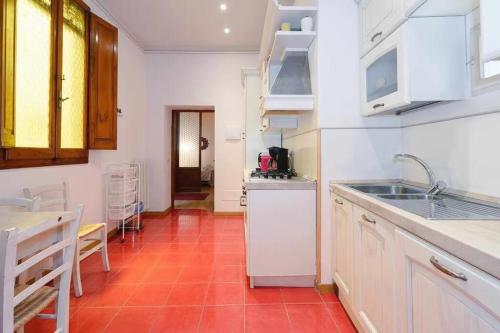 Ghibellina Elegant Apartment with 4 bedrooms - image 11