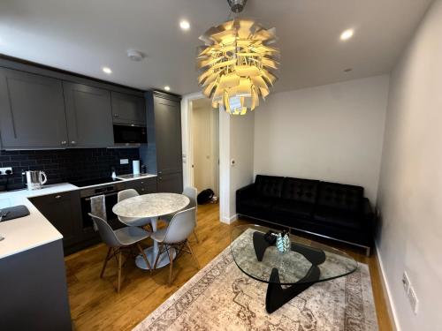 Covent Garden 2-Bed Apt Sleeps 6 4 Mins to Tube, Лондон