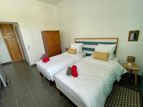 Les Prairies du Val d'Amboise Grand Gite 15 pers PMR avec piscine in เนอเซ