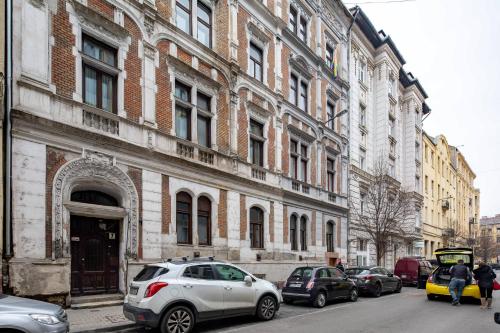 Central - Luxury - Very Comfy - image 12