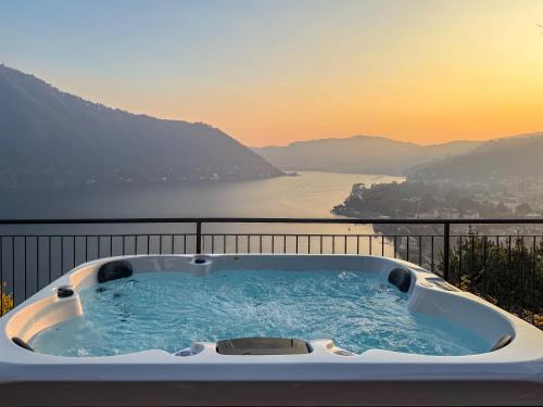 Villa lake view + jacuzzi + garden+ gym, Cernobbio, Cernobbio