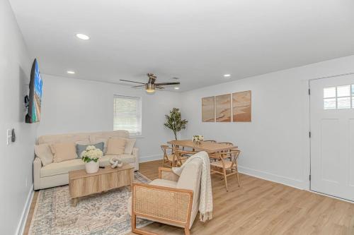 Beachside 5BR 5BTH Bungalow, 1 Block from Ocean