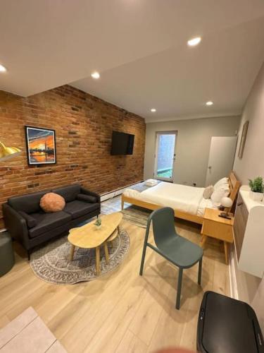 Vibrant Studio Minutes from Back Bay