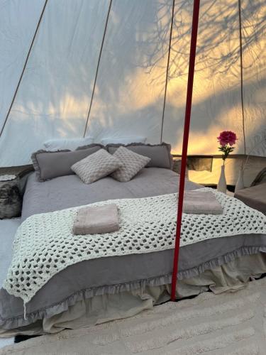 Elämyksellinen majoitus glamping-teltassa