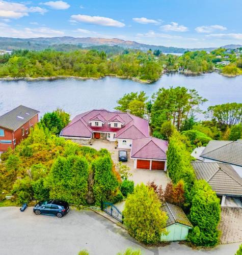 Waterfront Villa w/Boat&kayaks. 15min from Bergen