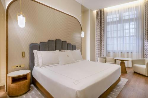 Centenari Deluxe King Room room in Grand Hotel Centenari Valencia Autograph Collection