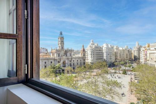 Corner Premium City Hall King Room with City View image 1