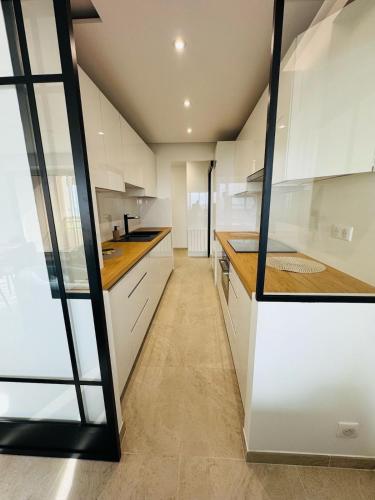Kitchen, Beautiful apartment stunning view of the Lion de Mer near Les Arcades