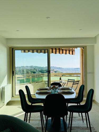 Beautiful apartment stunning view of the Lion de Mer near Les Arcades