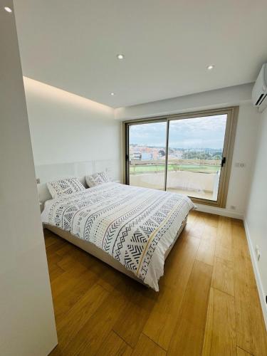 Beautiful apartment stunning view of the Lion de Mer near Les Arcades