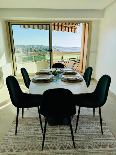 Beautiful apartment stunning view of the Lion de Mer near Les Arcades