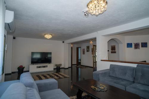 Koplietošanas atpūtas telpa ar TV, Sarajevo Villa Sunce in Ljesevo