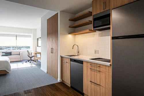 King Studio Suite with Sofa Bed and River View image 2