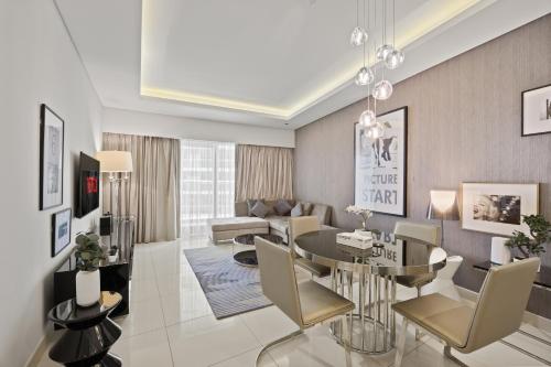 Elite Escapes - Glamorous 1BR DAMAC Paramount B, Dubaj