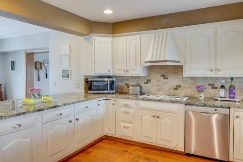 Tennis Court and Deck Pet-Friendly Charles City Gem in Charles City (IA)