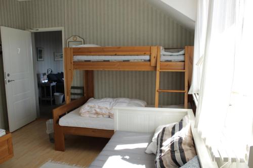 1 queen bed, 1 bunk bed