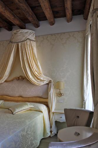 Double or Twin Room with View image 4