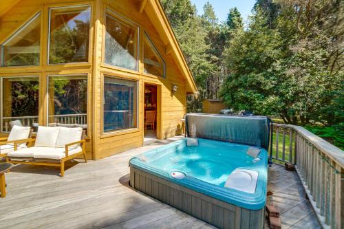 Hot Tub, 1 Mi to Beach: 12-Acre Fort Bragg Cabin! in Cleone (CA)