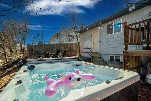 Runaway Escapade! Hot Tub, BBQ & Fire Pit