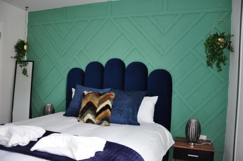 2 Bedroom Chic Apt- Central MK
