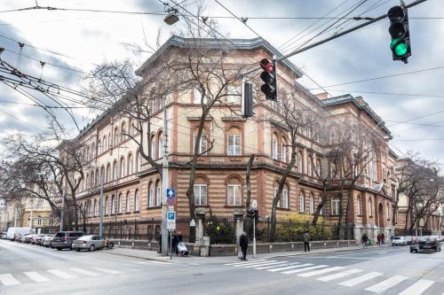 New Spacious & Central Home - image 10