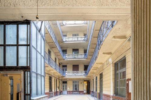 New Spacious & Central Home - image 6