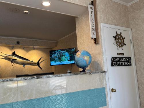 Hole Inn the Wall Hotel - Fort Walton Beach - Sunset Plaza - nearby Beaches & Hurlburt