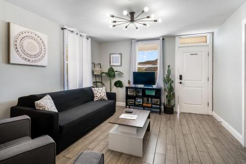 Recently Renovated! 3BR 2BA Ybor Bungalow near Ybor Városi Állami Múzeum
