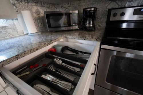 Recently Renovated! 3BR 2BA Ybor Bungalow near Ybor Városi Állami Múzeum