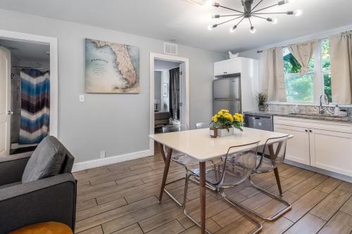 Recently Renovated! 3BR 2BA Ybor Bungalow near Ybor Városi Állami Múzeum