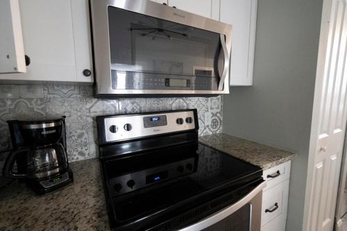 Recently Renovated! 3BR 2BA Ybor Bungalow near Ybor Városi Állami Múzeum