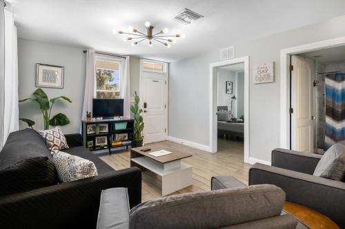 Recently Renovated! 3BR 2BA Ybor Bungalow near Ybor Városi Állami Múzeum