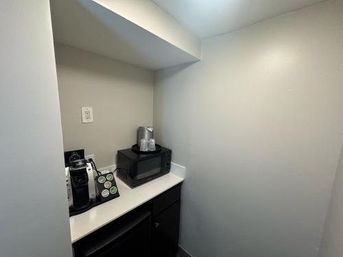 King Suite - Non-Smoking image 7