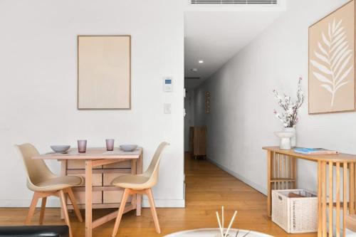 Central peaceful 1 bedroom with balcony & aircon