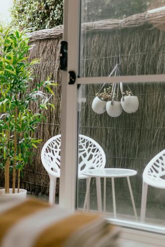 Cozy beachfront studio with aircon - image 14