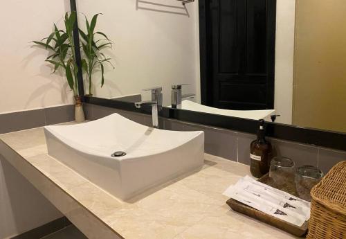 Double Room with Pool View image 6