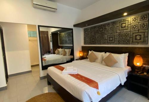 Double Room with Pool View image 5