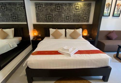 Double Room with Pool View image 4