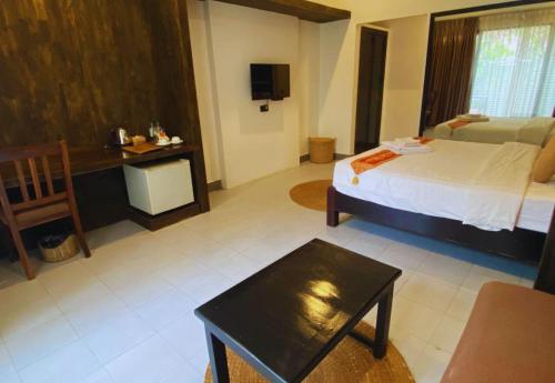 Double Room with Pool View image 1