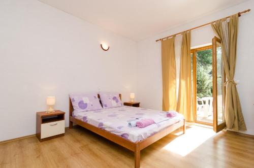1 queen bed, 1 twin bed, 1 sofa bed