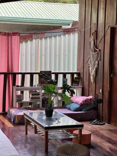 Shared lounge/TV area, Woodstock Hostel in Samara