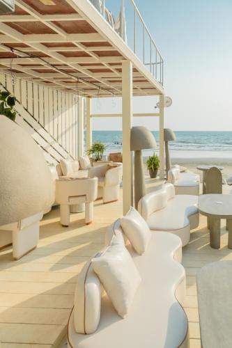 Restaurant, Living Room beach Resort in Morjim