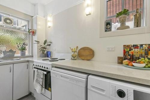 Historical 2 beds apartment with Harbour Views in OBay in Oriental Parade