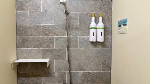 Twin Room with Shared Bathroom image 1