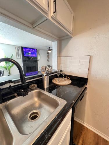 SLEEK LUXE GEM DownTown Dallas 2Bd 2Ba in Dallas, USA