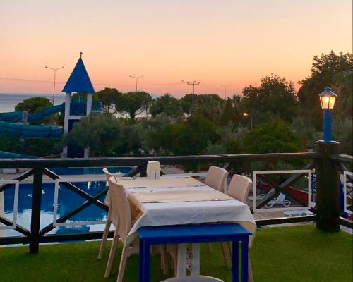 مطعم, Club Afrodit Tatil Koya in ايدريمت