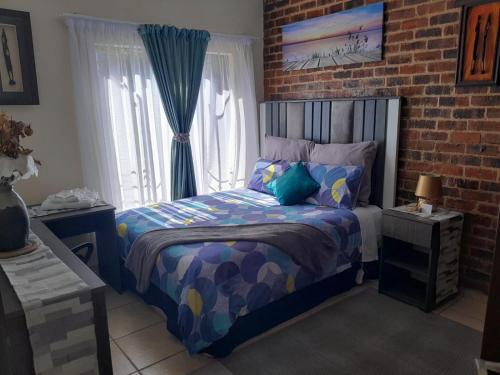 Lovely 1-bedroom in secure complex with pool