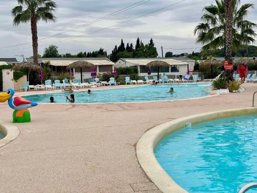 Úszómedence, Varéa Mobil'home (Varea Mobil'home) in Cais