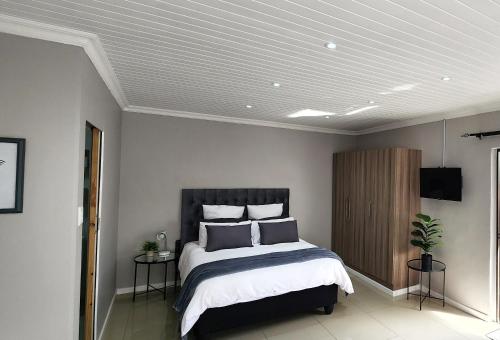 Bison Guest Cottage in Alberton